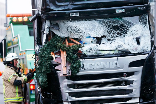 Caminhão é rebocado após avançar sobre multidão em uma feira natalina de Berlim, na Alemanha - 20/12/2016