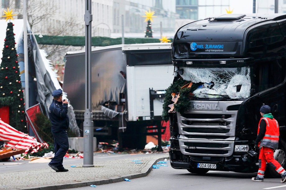 Caminhão é rebocado após avançar sobre multidão em uma feira natalina de Berlim, na Alemanha - 20/12/2016