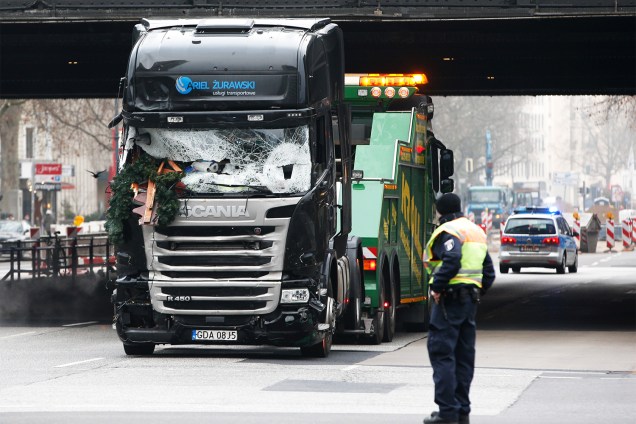 Polciial observa caminhão sendo rebocado, após avançar sobre multidão em uma feira natalina de Berlim, na Alemanha - 20/12/2016