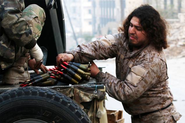 Combatente sírio verifica munição na região de Alepo, na Síria - 12/12/2016