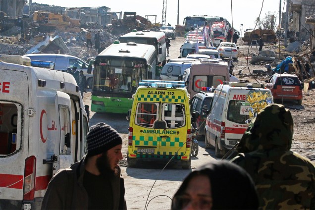 Ambulâncias e ônibus aguardam para retirar feridos e civis em Alepo, na Síria - 15/12/2016