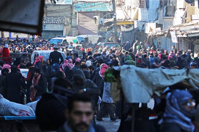 Pessoas se reúnem no distrito rebelde de Al-Sukkari, em Alepo, para serem evacuadas - 15/12/2016