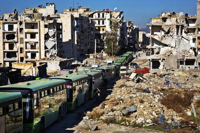 Primeiras pessoas retiradas da cidade síria de Aleppo deixaram os bairros rebeldes a bordo de vários ônibus e ambulância - 15/12/2016