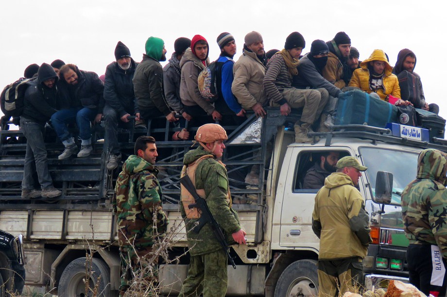 Civis sírios são evacuados de área rebelde de Alepo - 16/12/2016