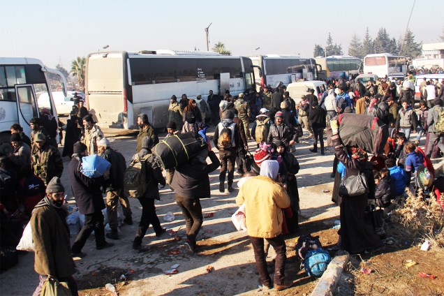 Sírios são evacuados de áreas rebeldes no norte de Alepo - 19/12/2016