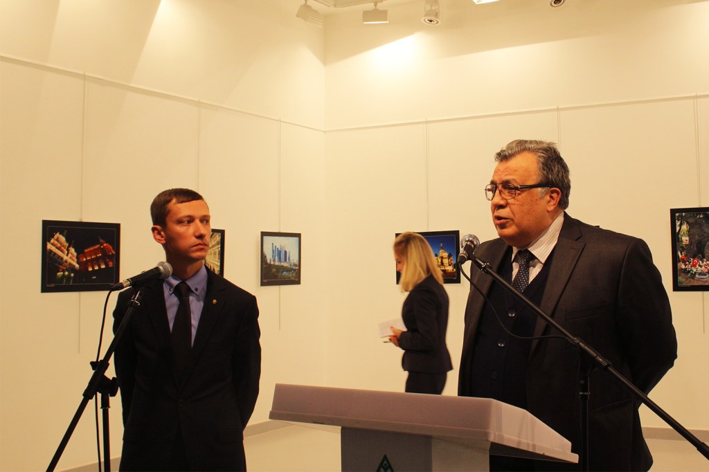 O embaixador russo na Turquia, Andrei Karlov (dir), discursa durante visita ao Centro de Arte Moderna, em Ancara, minutos antes de sofrer ataque - 19/12/2016