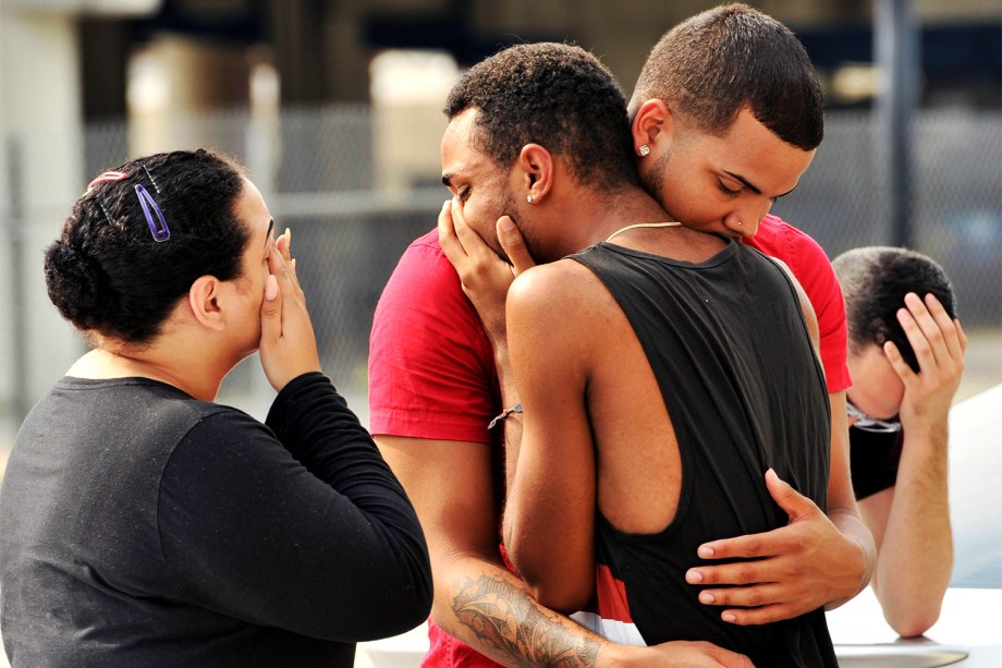Amigos e familiares se abraçam do lado fora da Sede da Polícia de Orlando após ataque a tiros na boate Pulse. 50 pessoas morreram - 12/06/2016