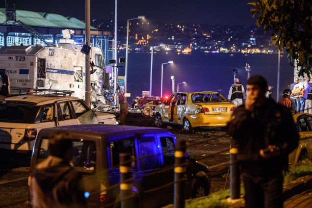 Polícia forense e oficiais investigam a cena após um ataque suicida  perto do estádio do Besiktas, em Instambul, na Turquia - 10/12/2016