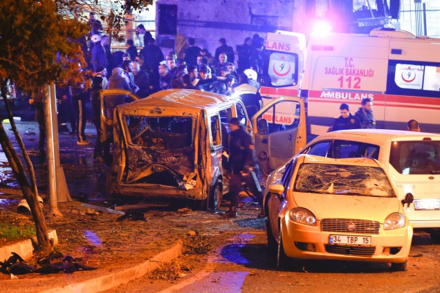 Polícia chega ao local de uma explosão no centro de Istambul, na Turquia - 10/12/2016