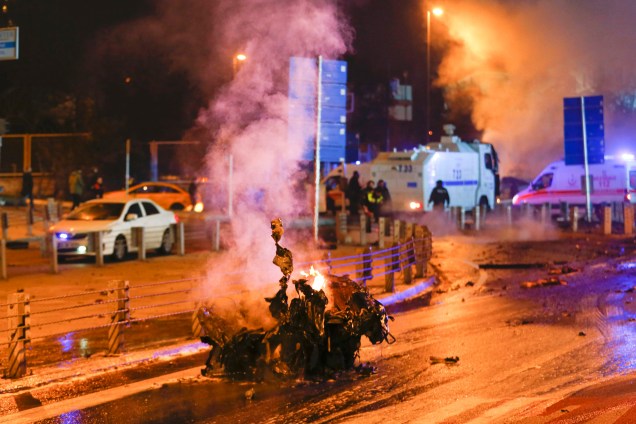 Polícia chega ao local de uma explosão no centro de Istambul, na Turquia - 10/12/2016