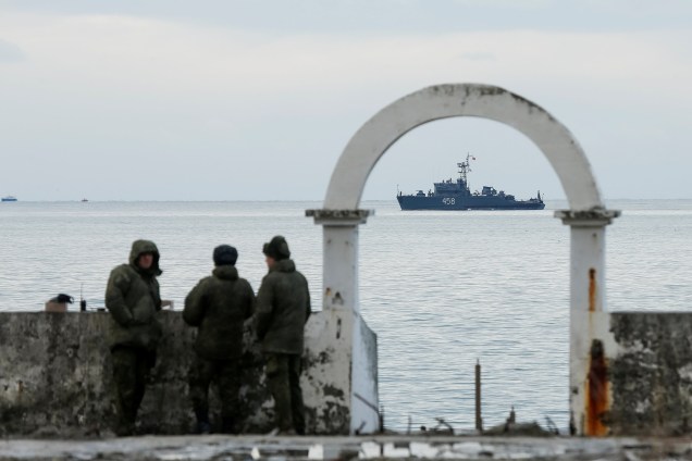 Membros das forças armadas observam um navio da marinha próximo ao local do acidente de um avião militar russo no Mar Negro, em Sochi, na Rússia - 26/12/2016