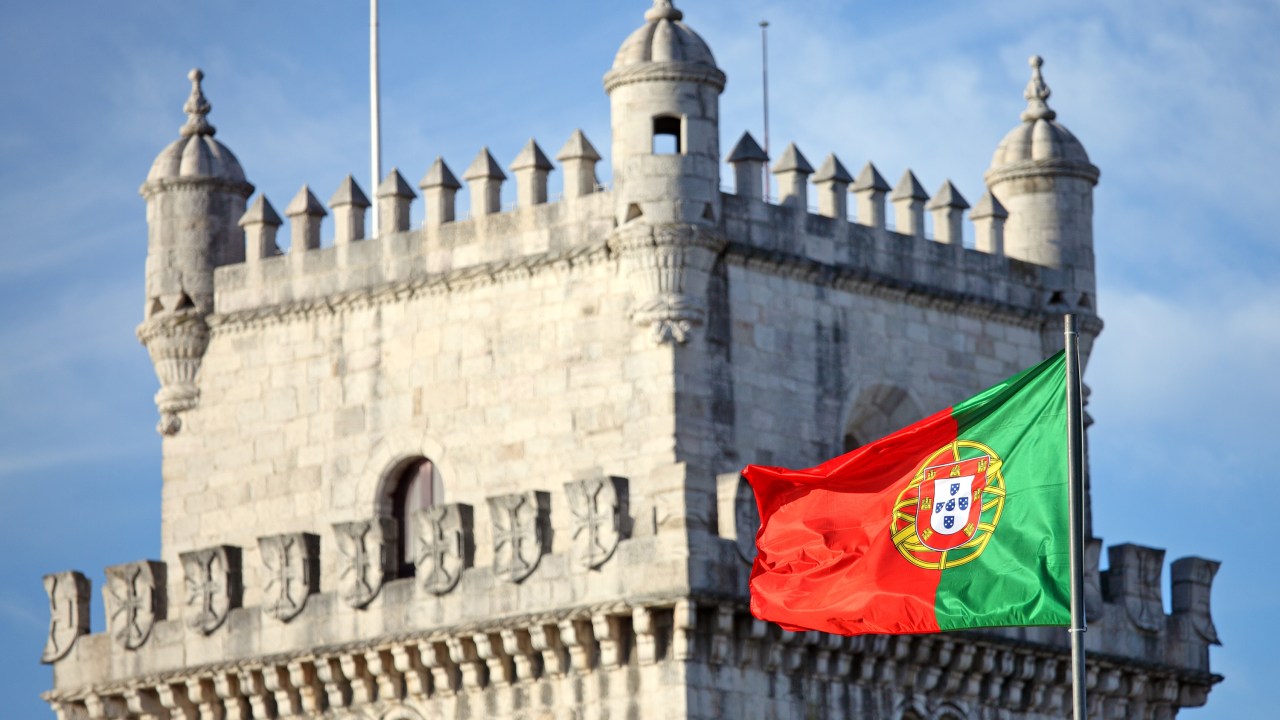 Bandeira de Portugal com a Torre de Belém, em Lisboa