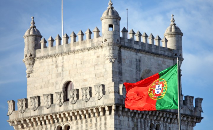 Bandeira de Portugal com a Torre de Belém, em Lisboa