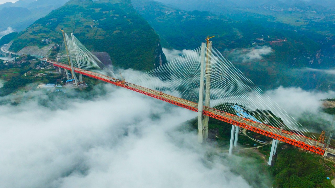A ponte de Beipanjiang na China, a mais alta do mundo