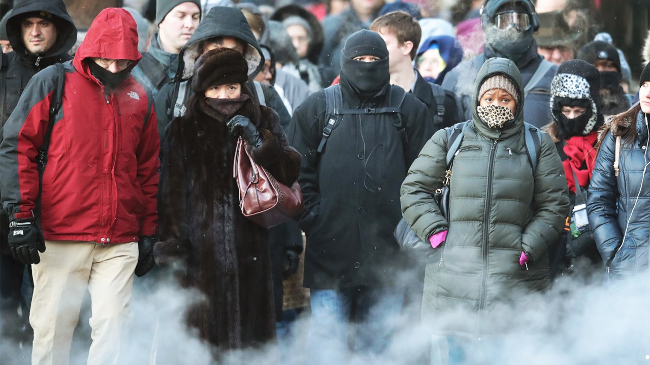Pedestres se protegem do frio em Chicago, no estado americano de Illinois - 19/12/2016