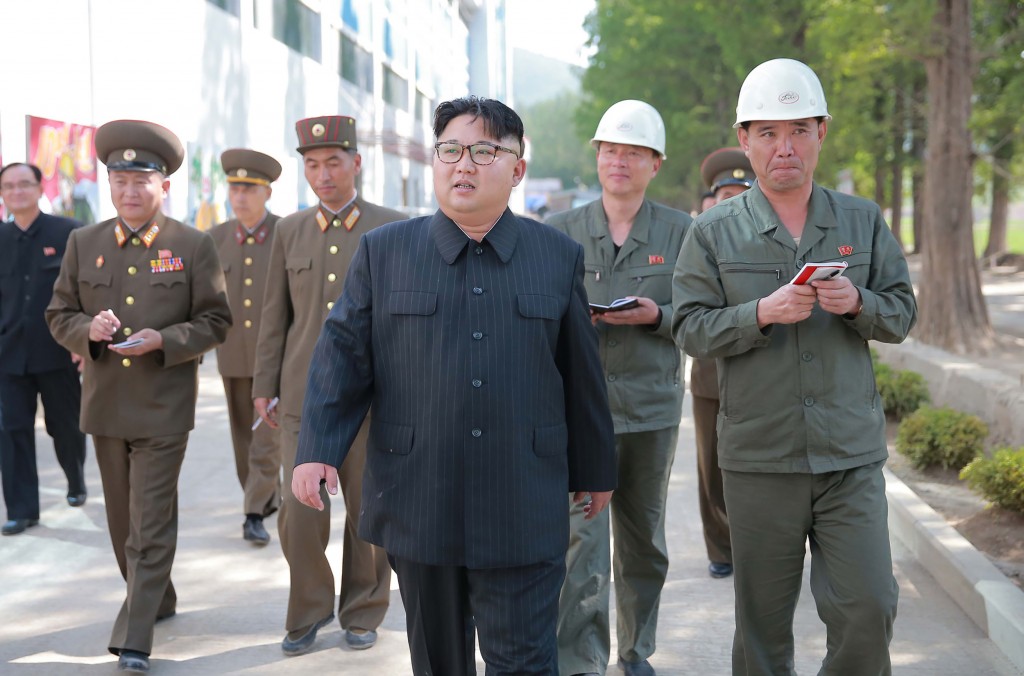 O ditador Kim Jong un inspeciona a construção de uma fábrica de sabonete em Pyongyang, na Coreia do Norte, em junho de 2016 (Crédito: AFP /KCNA / KCNA)