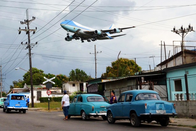 Boeing 747 da Air Force One, leva o presidente dos Estados Unidos, Barack Obama, e sua famíla para Cuba, para a primeira visita oficial de um presidente amiercano em mais de 80 anos - 20/03/2016