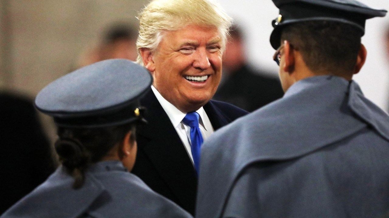 O presidente eleito dos Estados Unidos, Donald Trump, se encontra com cadetes em Baltimore, no estado americano de Maryland - 10/12/2016