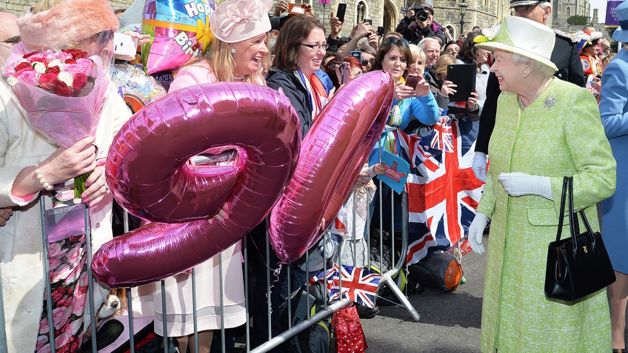A rainha Elizabeth II se encontra com o público durante as comemorações de seu aniversário de 90 anos, em Windsor, na Inglaterra - 21/04/2016