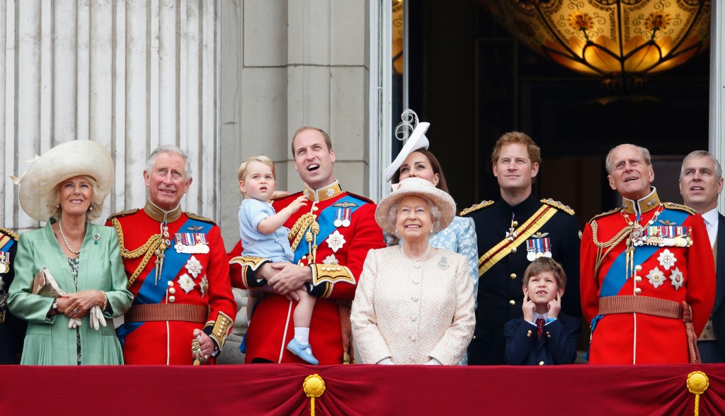 A Rainha Elizabeth com os membros da família real britânica na sacada do Palácio de Buckingham durante a comemoração oficial do aniversário da monarca, no dia 13 de junho de 2015, em Londres (Crédito: Max Mumby/Indigo/Getty Images)