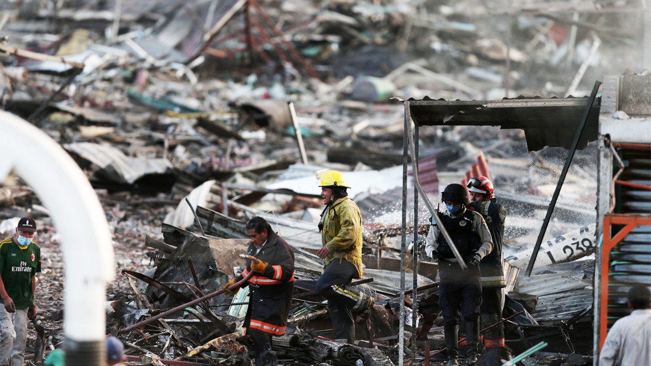 Bombeiros trabalham entre escombros após explosão em feira de fogos de artifício localizada em Tulpetec, subúrbio da Cidade do México - 21/12/2016