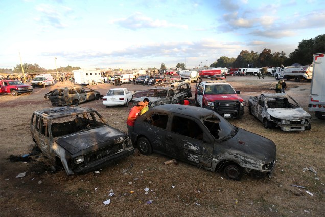 Veículos são destruídos após explosão em feira de fogos de artifício localizada em Tulpetec, subúrbio da Cidade do México - 21/12/2016