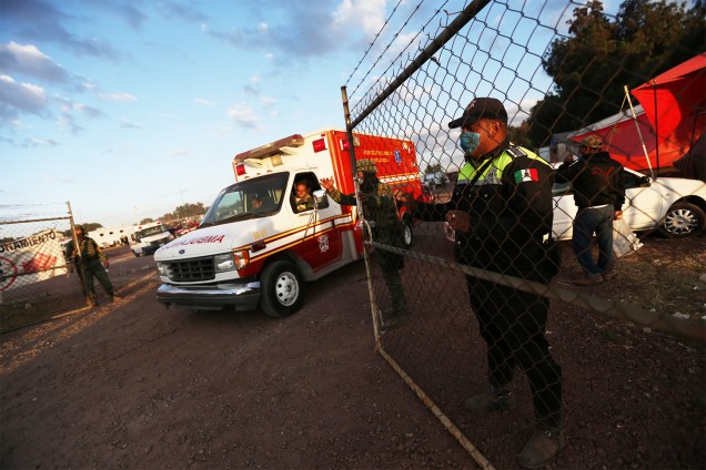 Ambulância carrega feridos após explosão em feira de fogos de artifício localizada em Tulpetec, subúrbio da Cidade do México. Ao menos 31 pessoas morreram e outras 72 ficaram feridas - 21/12/2016