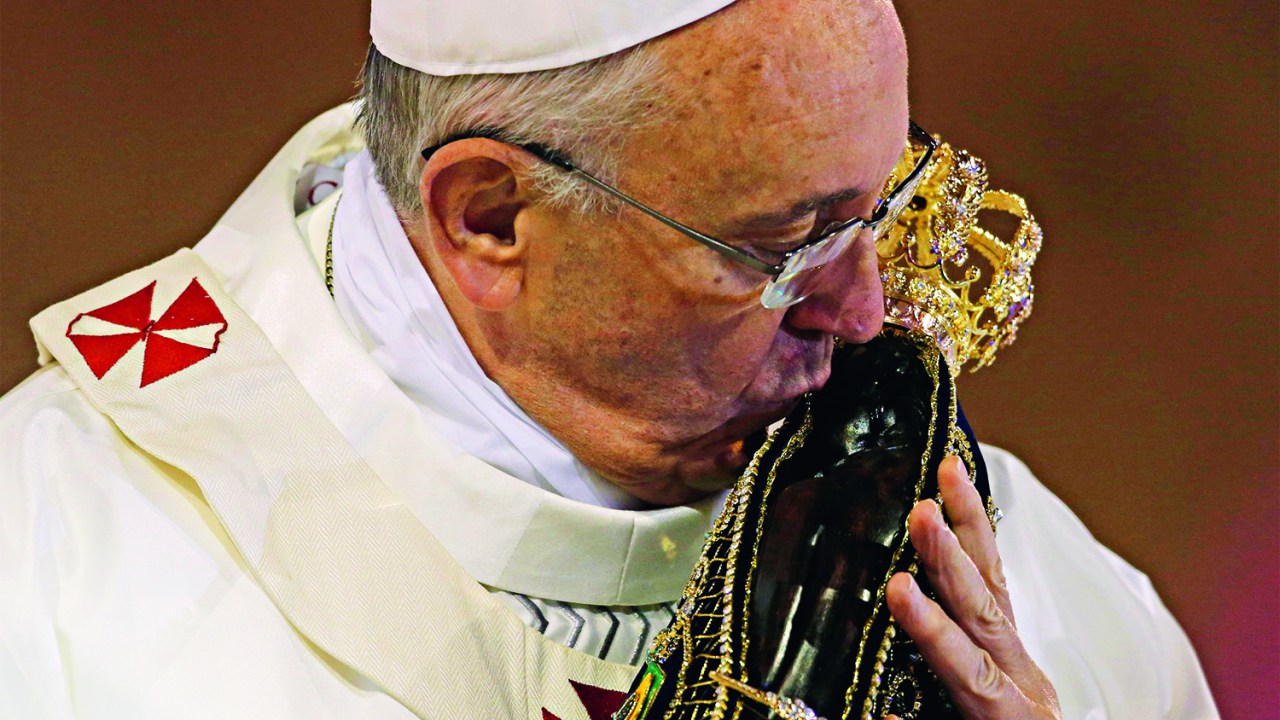 Papa Francisco beija imagem de Nossa Senhora de Aparecida, durante passagem do pontífice na cidade de Aparecida do Norte (SP) - 24/07/2013