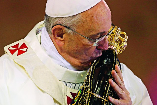 Papa Francisco beija imagem de Nossa Senhora de Aparecida, durante passagem do pontífice na cidade de Aparecida do Norte (SP) - 24/07/2013