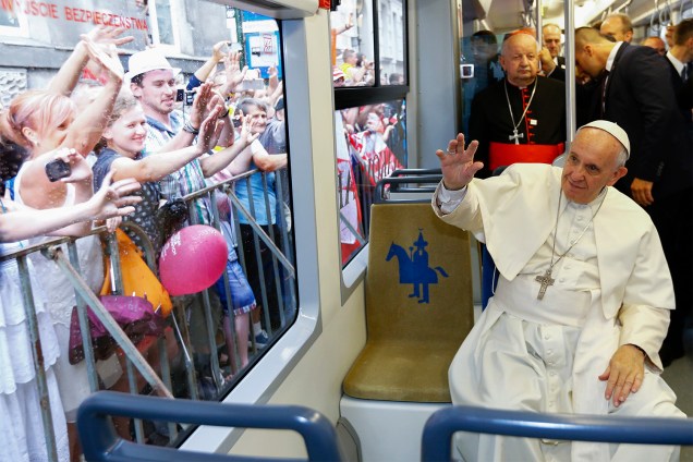 Papa Francisco acena para fieis enquanto anda de bonde em Cracóvia, na Polônia, durante a Jornada Mundial da Juventude no país - 28/07/2016