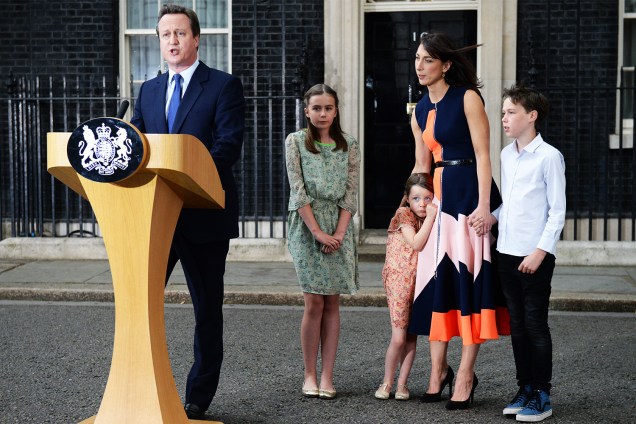 David Cameron realiza pronunciamento para anunciar a sua renúncia ao cargo de primeiro-ministro britânico, ao lado de suas filhas Nancy, Florence, do filho Arthue e da esposa Samantha. Em referendo realizado, 51,9% dos eleitores do Reino Unido votaram a favor da saída do Reino Unido da União Europeia - 13/07/2016