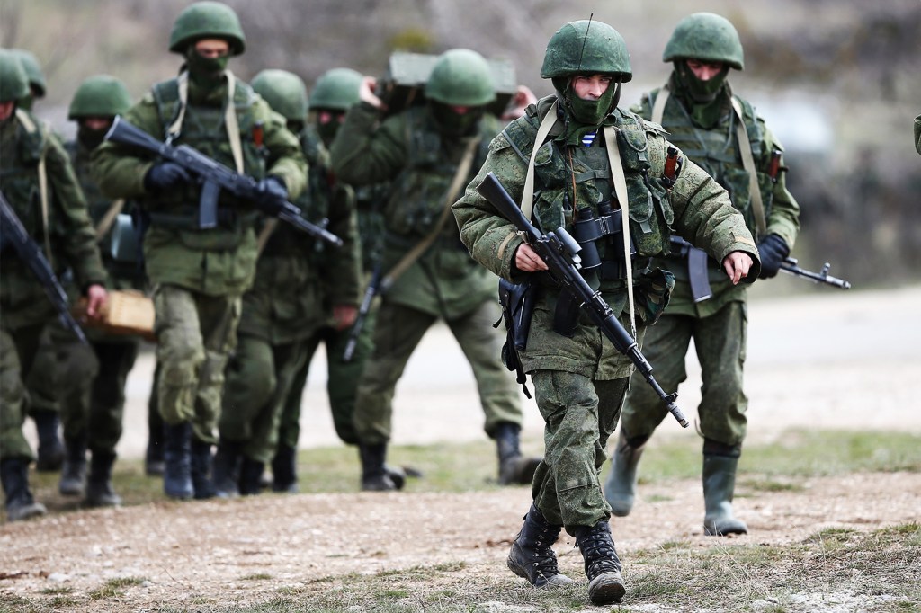 Militares russos são fotografados próximos de Perevalnoe, na Ucrânia - 19/03/2014