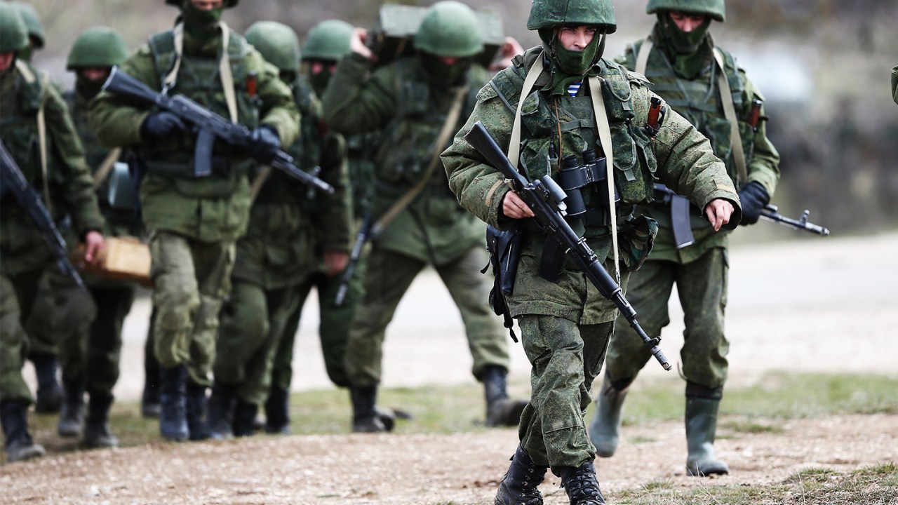 Militares russos são fotografados próximos de Perevalnoe, na Ucrânia - 19/03/2014