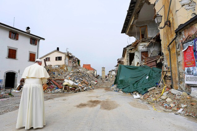 Papa Francisco reza na comuna italiana de Amatrice, local onde terremoto de 6,2 graus na escala Richter deixou 299 mortos - 04/10/2016