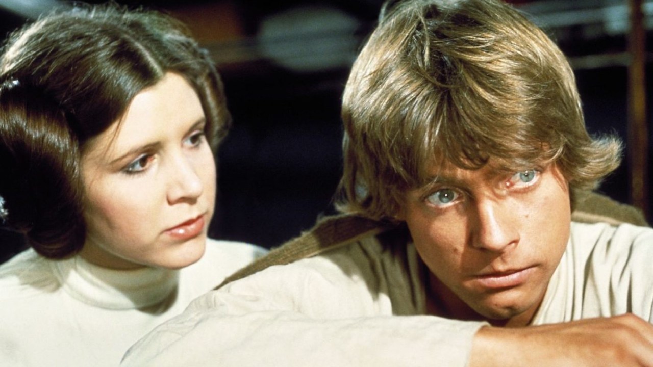 Carrie Fisher e Mark Hamill como Princesa Leia e Luke Skywalker em ‘Guerra nas Estrelas’
