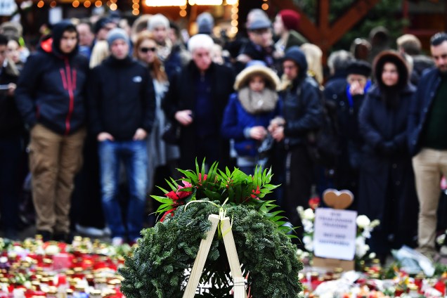 Alemães homenageiam os 12 mortos em atentado terrorista em mercado de Natal, em Berlim  - 24/12/2016