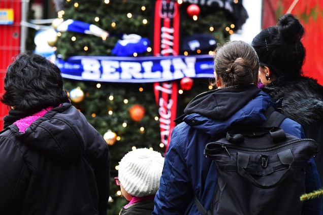 Alemães homenageiam os 12 mortos em atentado terrorista em mercado de Natal, em Berlim  - 24/12/2016