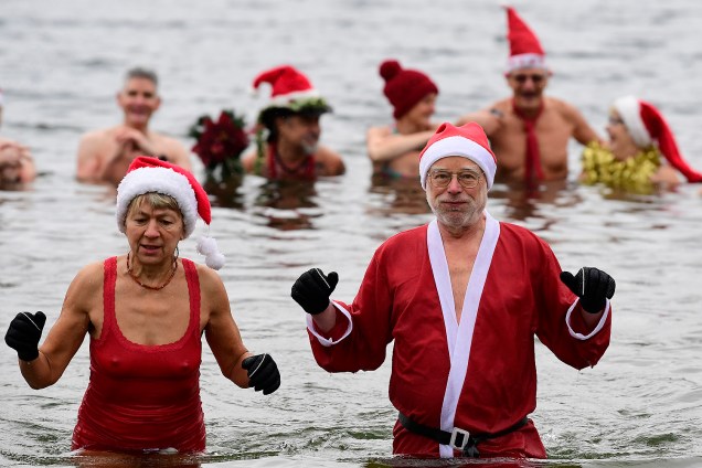 Membros de clube de natação em Berlim celebram o Natal vestidos de papai noel durante a natação tradicional no lago Orankesee - 25/12/2016
