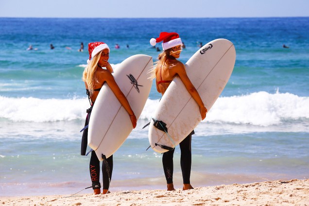 Surfistas aproveitam o Natal em praia de Sydney, na Austrália - 25/12/2016