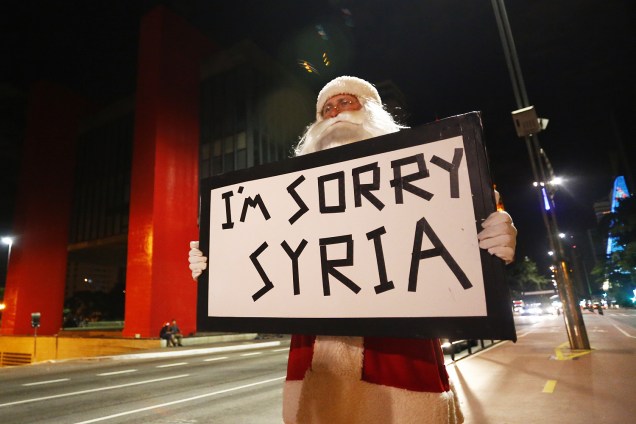 Manifestante vestido de Papai Noel protesta na Avenida Paulista contra a Guerra na Sí­ria, nesta madrugada de domingo (25) de Natal