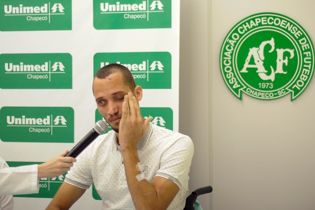 O jogador Neto, sobrevivente do voo da Chapecoense, conce entrevista antes de receber alta