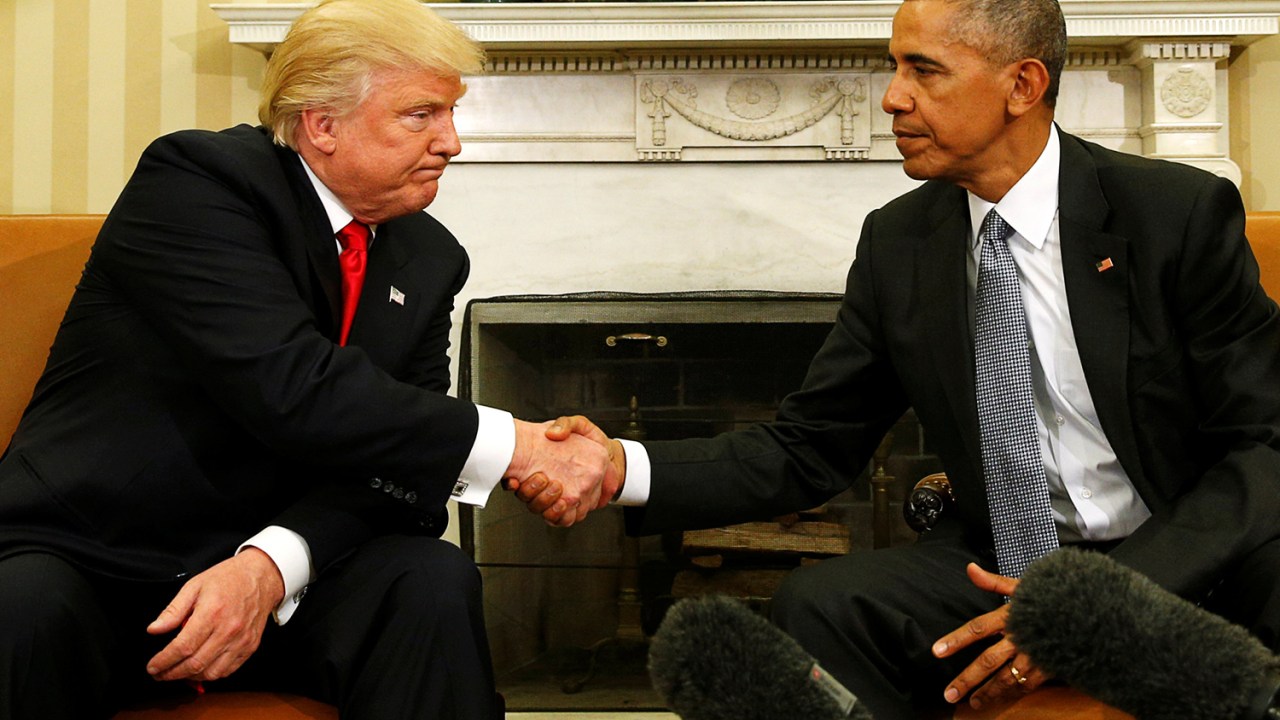 O presidente dos Estados Unidos, Barack Obama, cumprimenta o presidente eleito Donald Trump, em encontro realizado no Salão Oval da Casa Branca, em Washington, para discutir a transição de governo - 10/11/2016