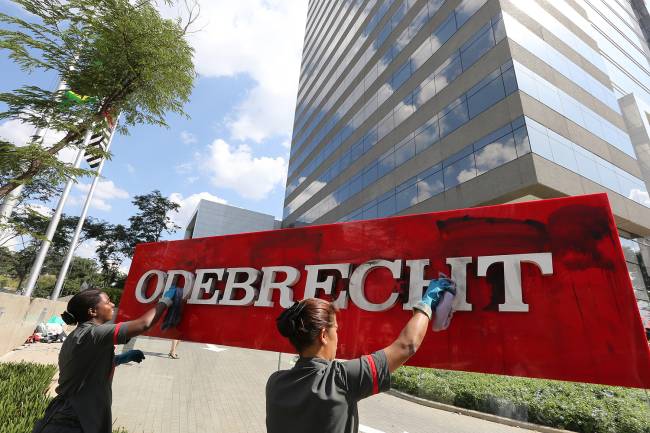 Funcionários fazem multirão para limpeza da sede da Odebrecht