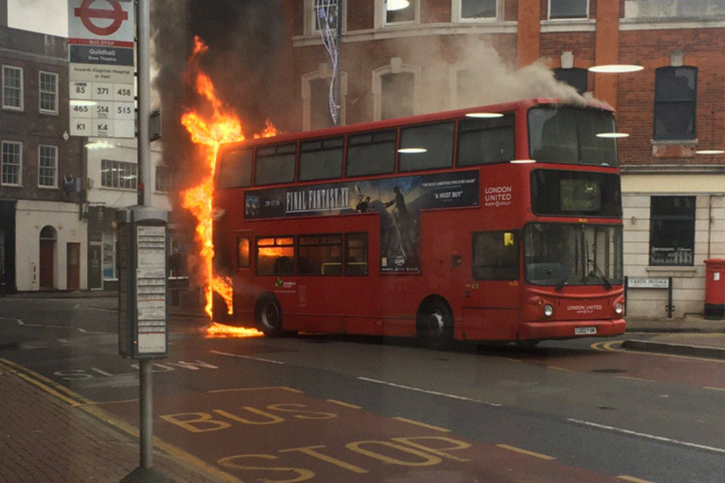 Ônibus pega foto em rua movimentada em Kingston, sudoeste de Londres