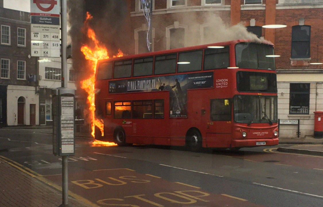 Ônibus pega foto em rua movimentada em Kingston, sudoeste de Londres
