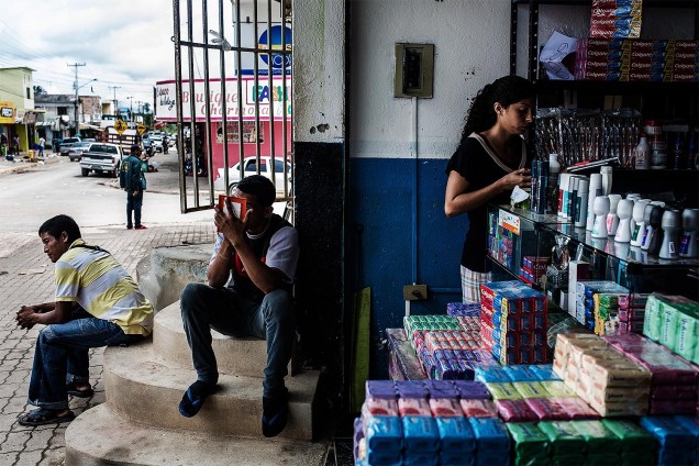 Comércio local, no centro de Pacaraima. A maioria dos compradores são familias e comerciantes venezuelanos.