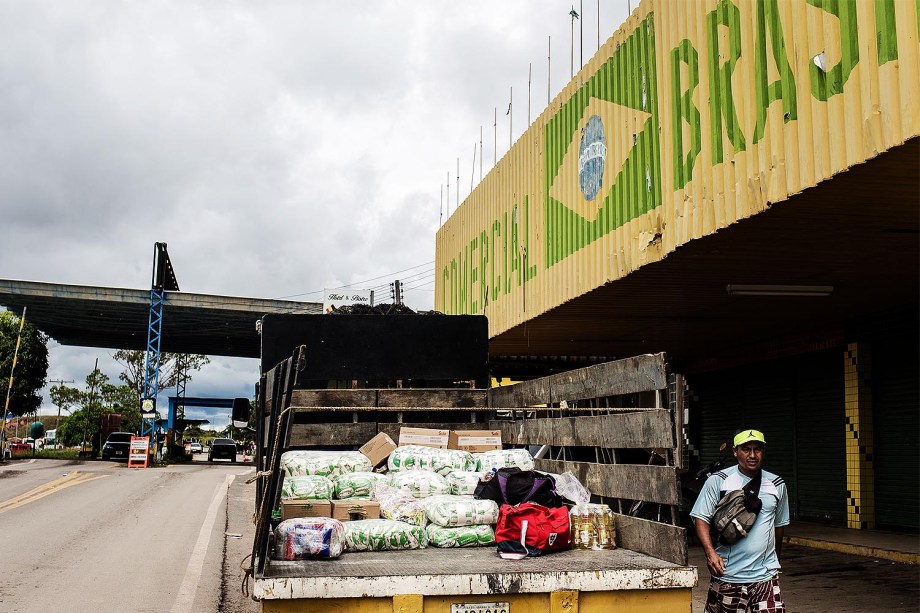 Caminhão com mantimentos se prepara para deixar o centro de Pacaraima. A maioria dos compradores são familias e comerciantes venezuelanos.