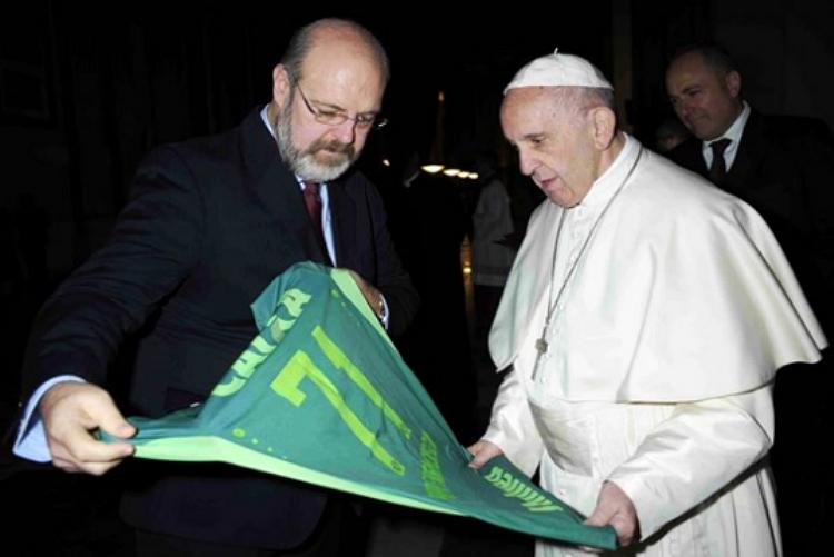 Papa Francisco recebe camisa da Chapecoense no Vaticano