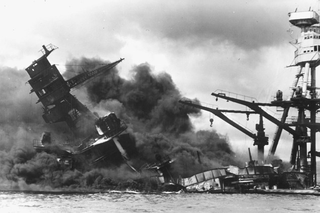 Navio batizado de "Arizona" sofre ataque em Pearl Harbor, porto americano no Havaí, em 1941