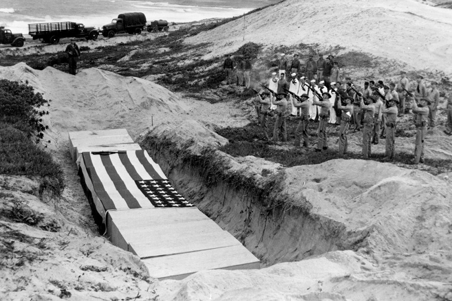 Soldados da Marinha norteamericana prestam homenagem às vítimas do ataque em Pearl Harbor, no Havaí, em 1941